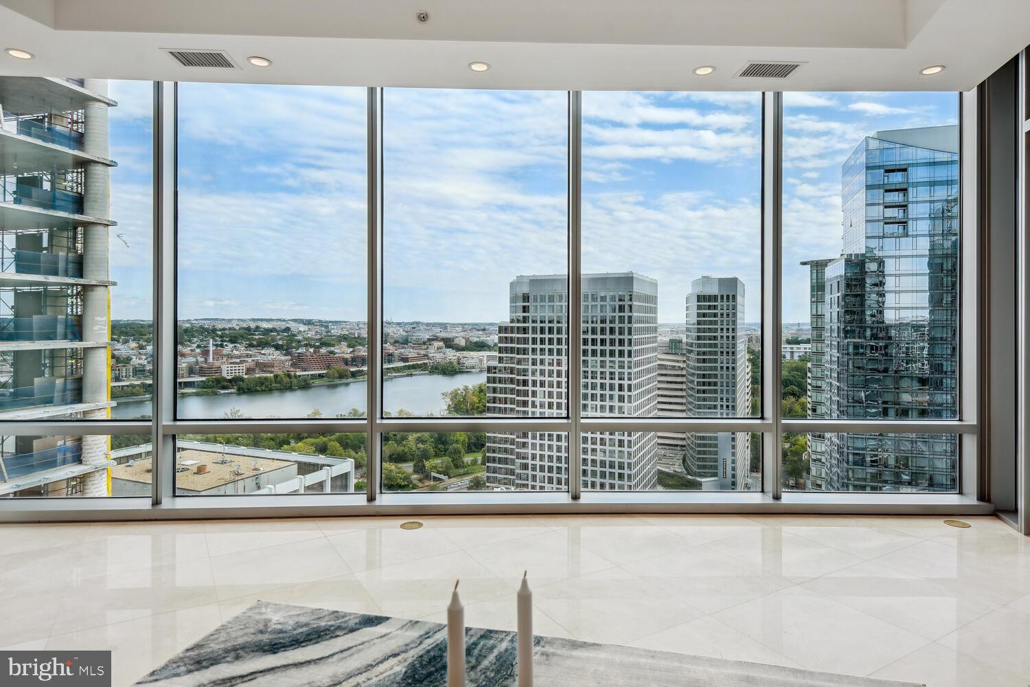 TURNBERRY TOWER - Residential