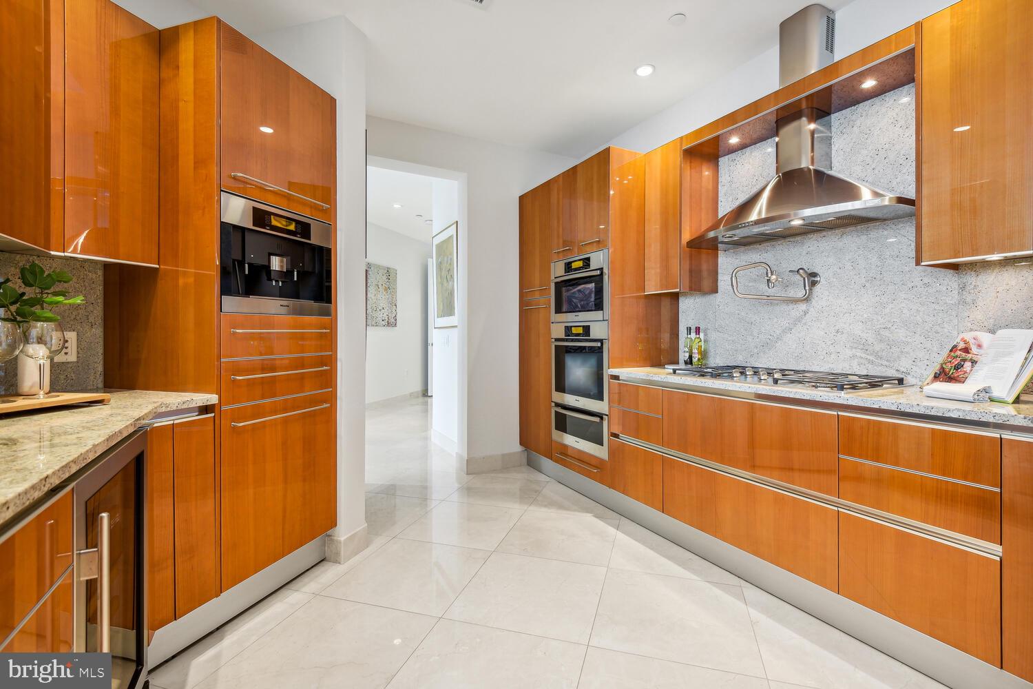 TURNBERRY TOWER - Residential