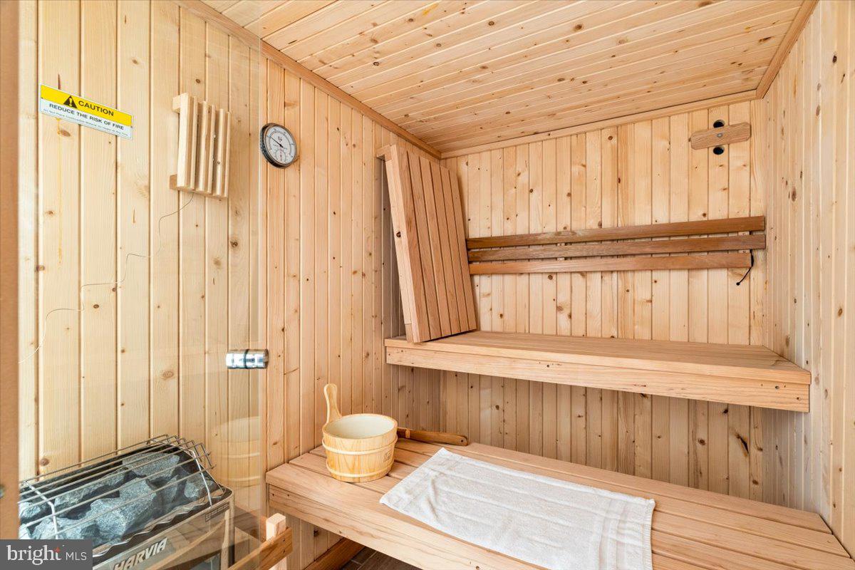 ROYAL OAKS - Residential