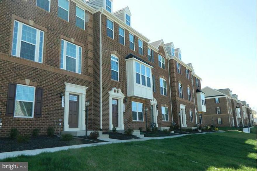 ALMOST NEW, 3 LEVEL TOWNHOME, 3 BEDROOMS, 2.5 BATHS, HARDWOOD FLOORS LIVING ROOM & KITCHEN, 2-CAR GARAGE. GRANITE COUNTERS, STAINLESS APPLIANCES, WELCOME HOME! GREAT AMENITIES!