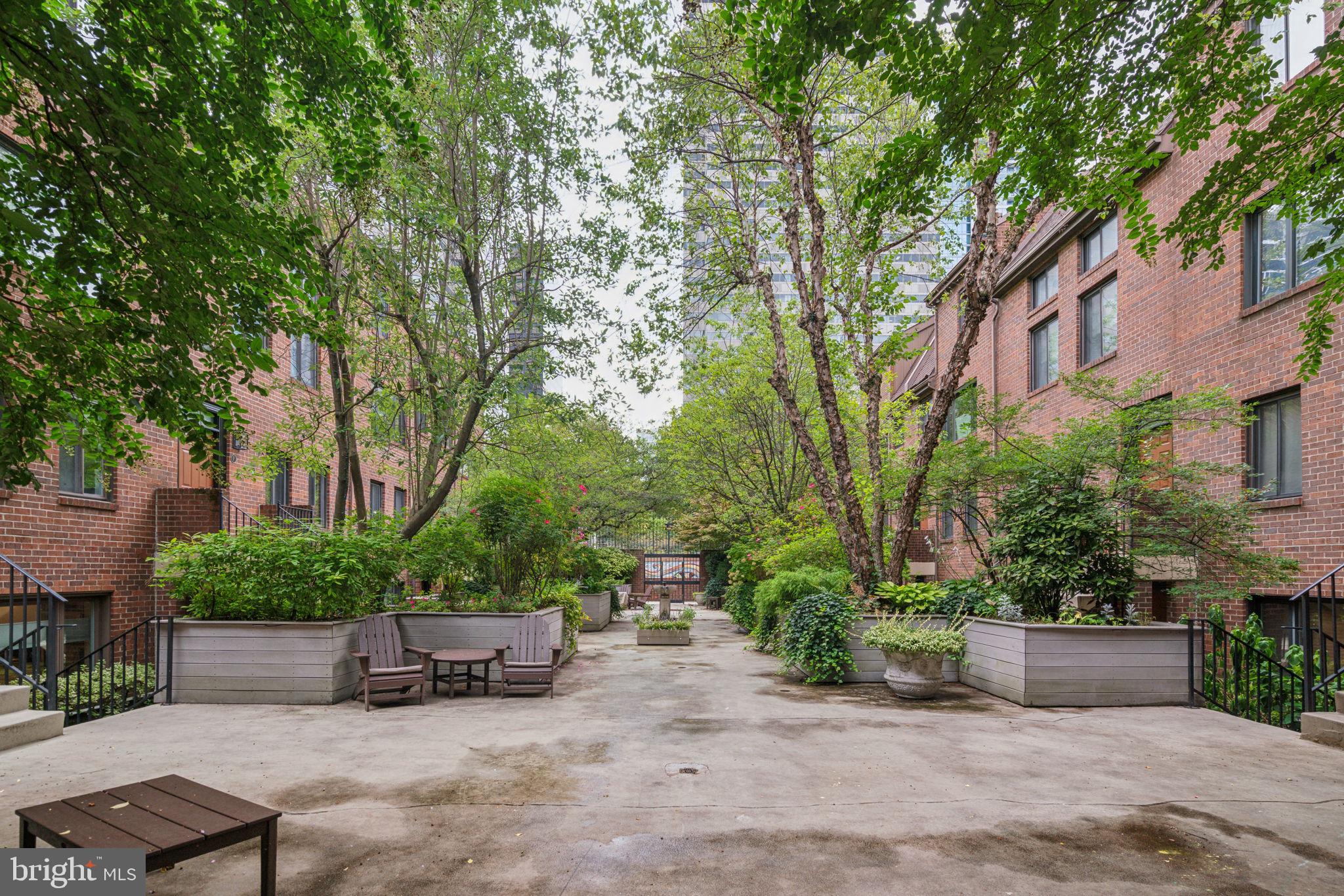 LOGAN SQUARE - Residential