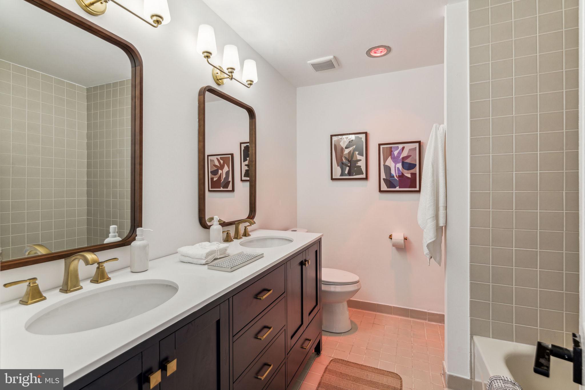 LOGAN SQUARE - Residential