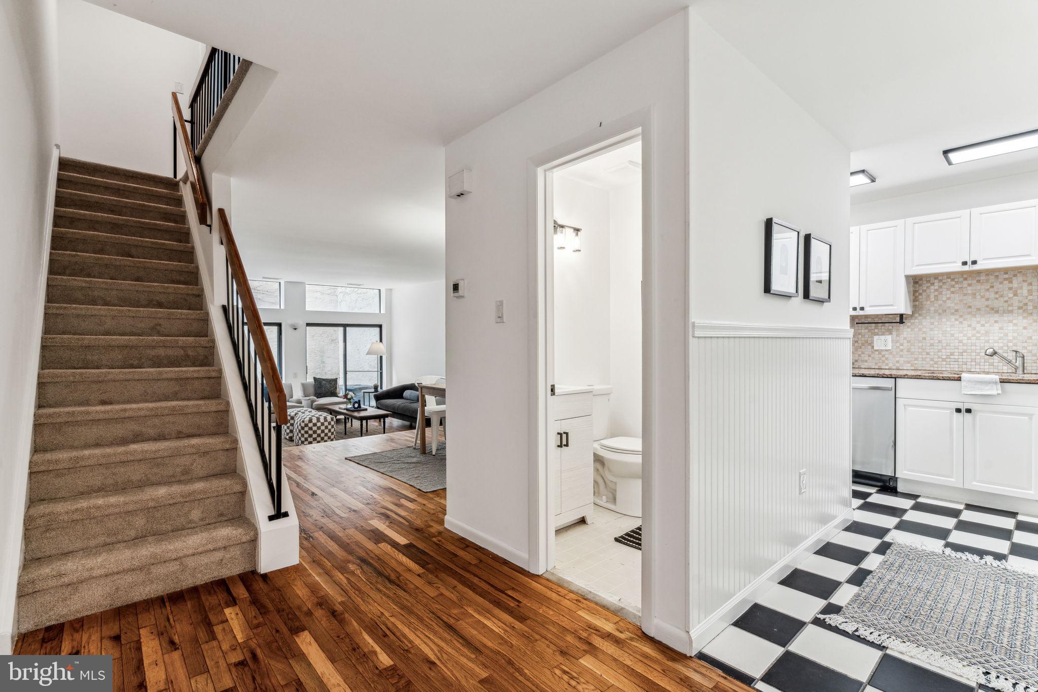 LOGAN SQUARE - Residential