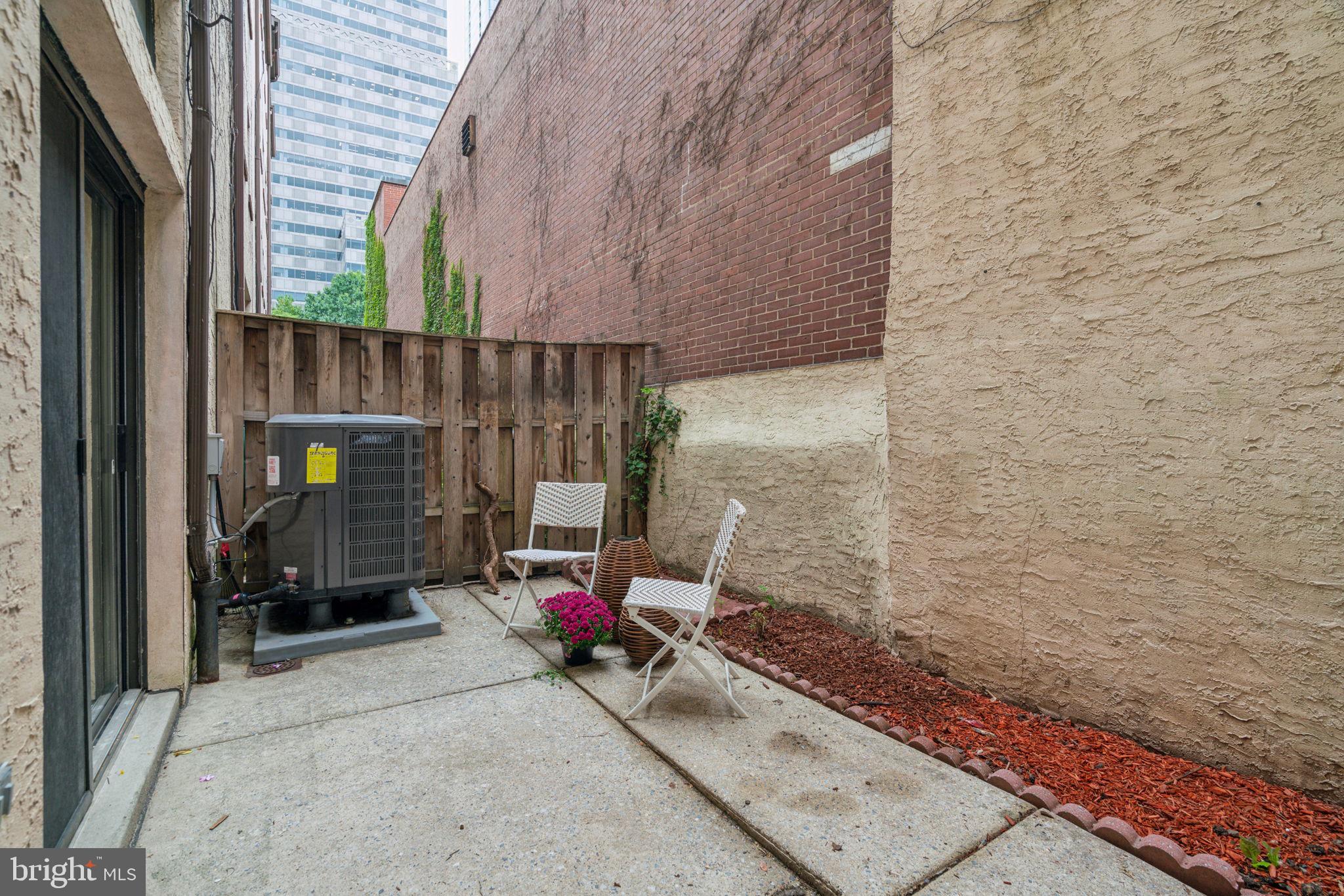 LOGAN SQUARE - Residential