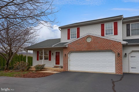 Townhouse For Sale - 11 Rosemont Drive<br/> Lancaster County, DENVER, PA 17517