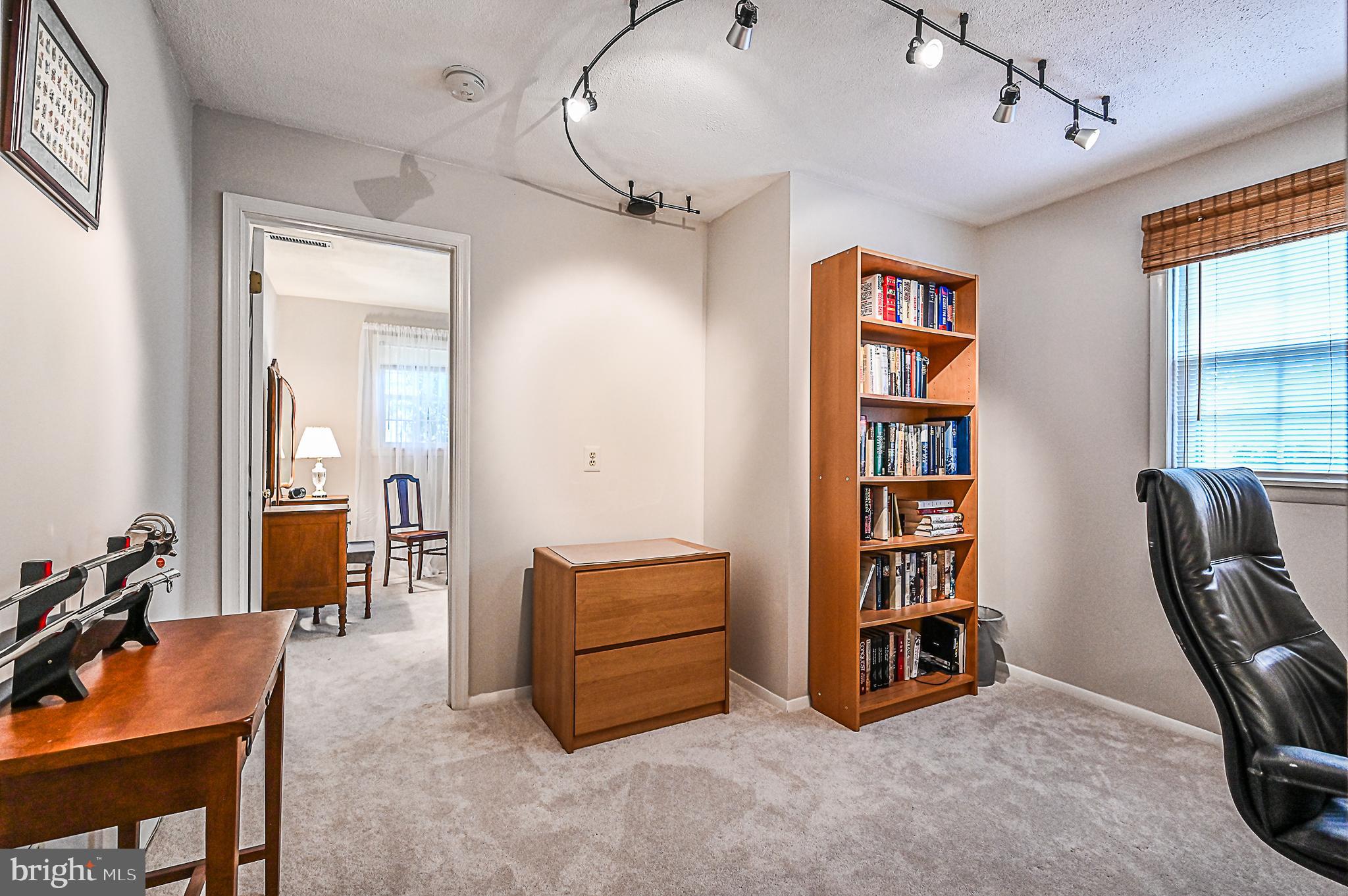 COUNTRY CLUB MANOR - Residential