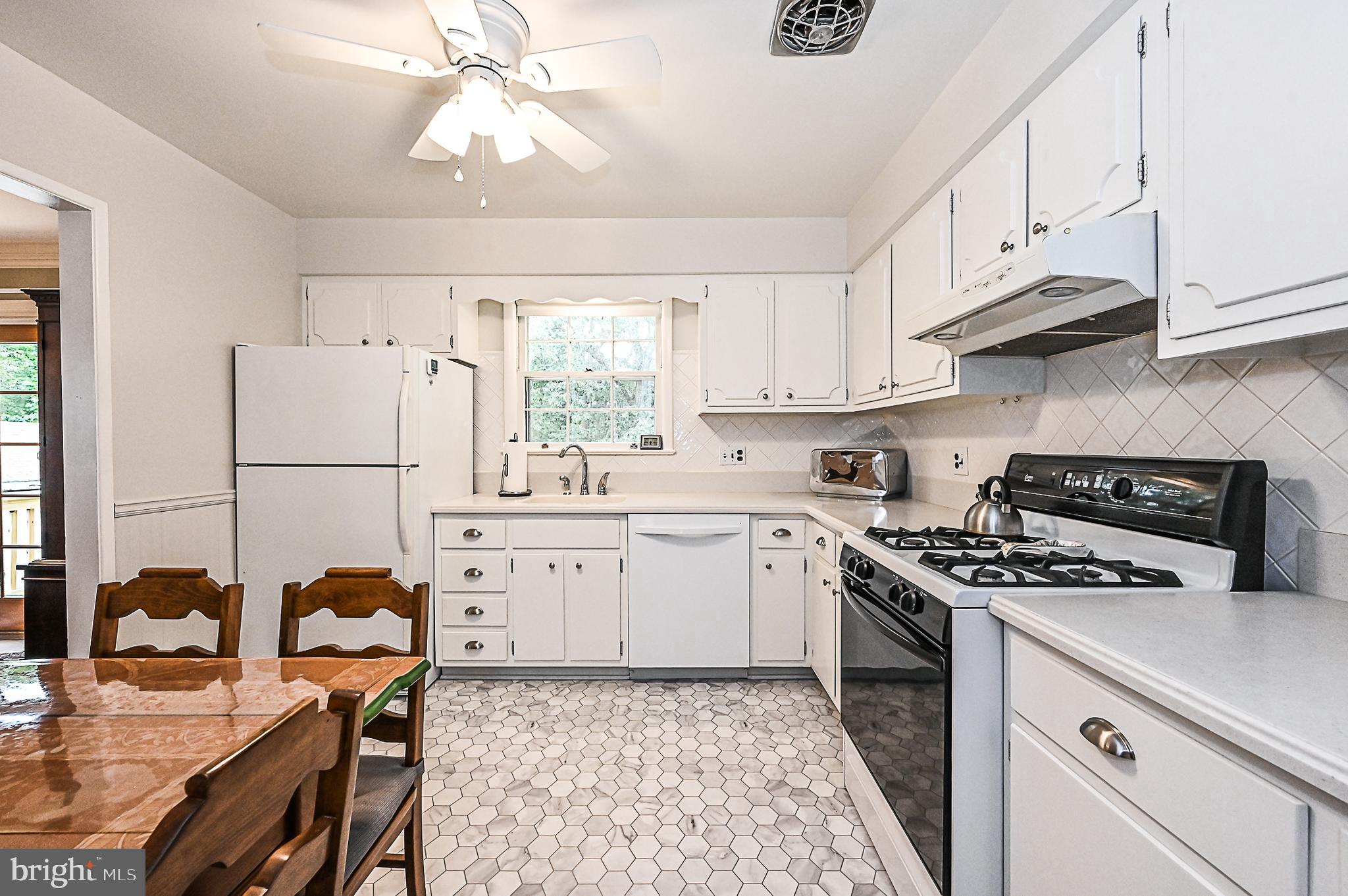 COUNTRY CLUB MANOR - Residential