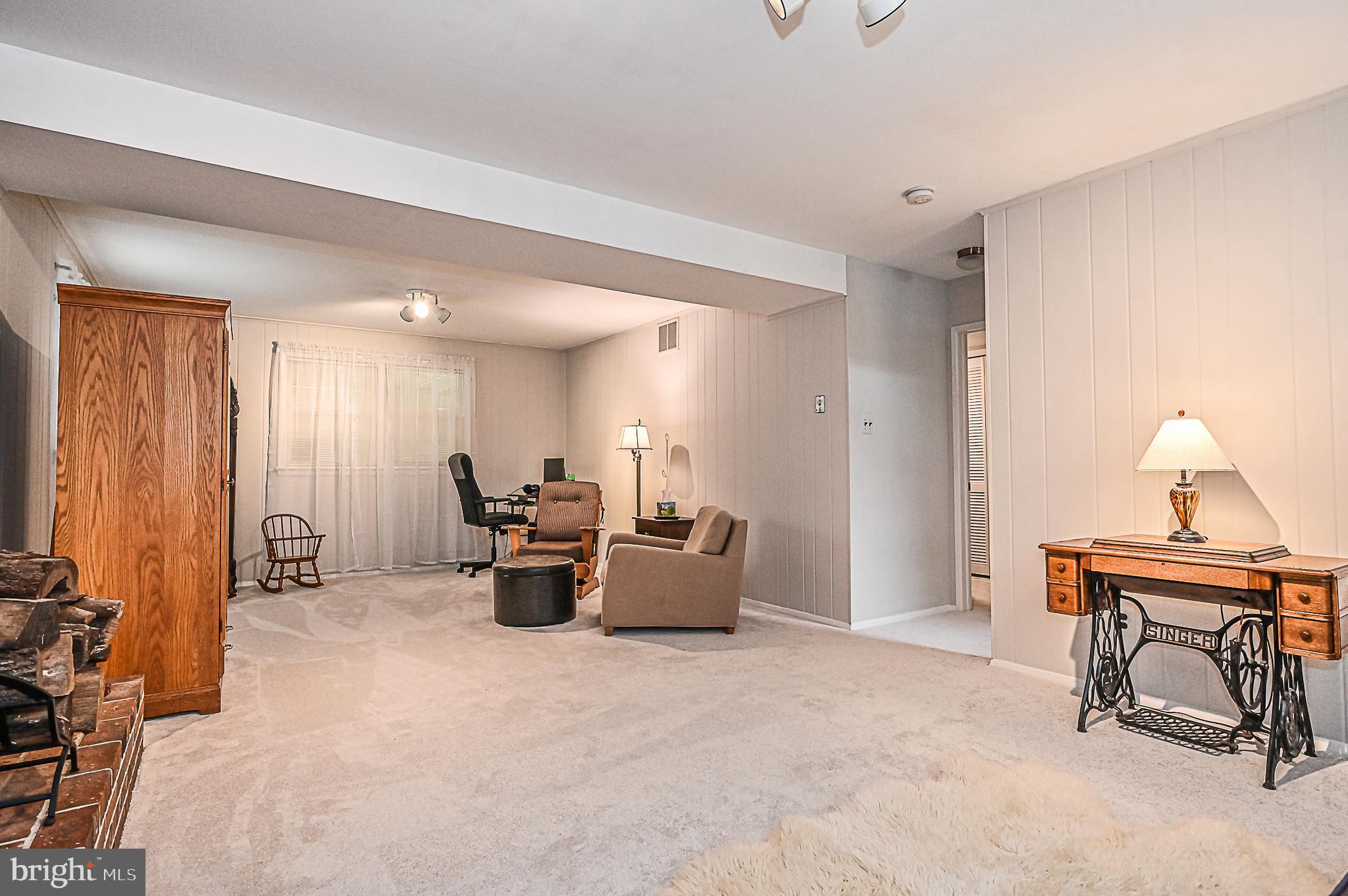 COUNTRY CLUB MANOR - Residential