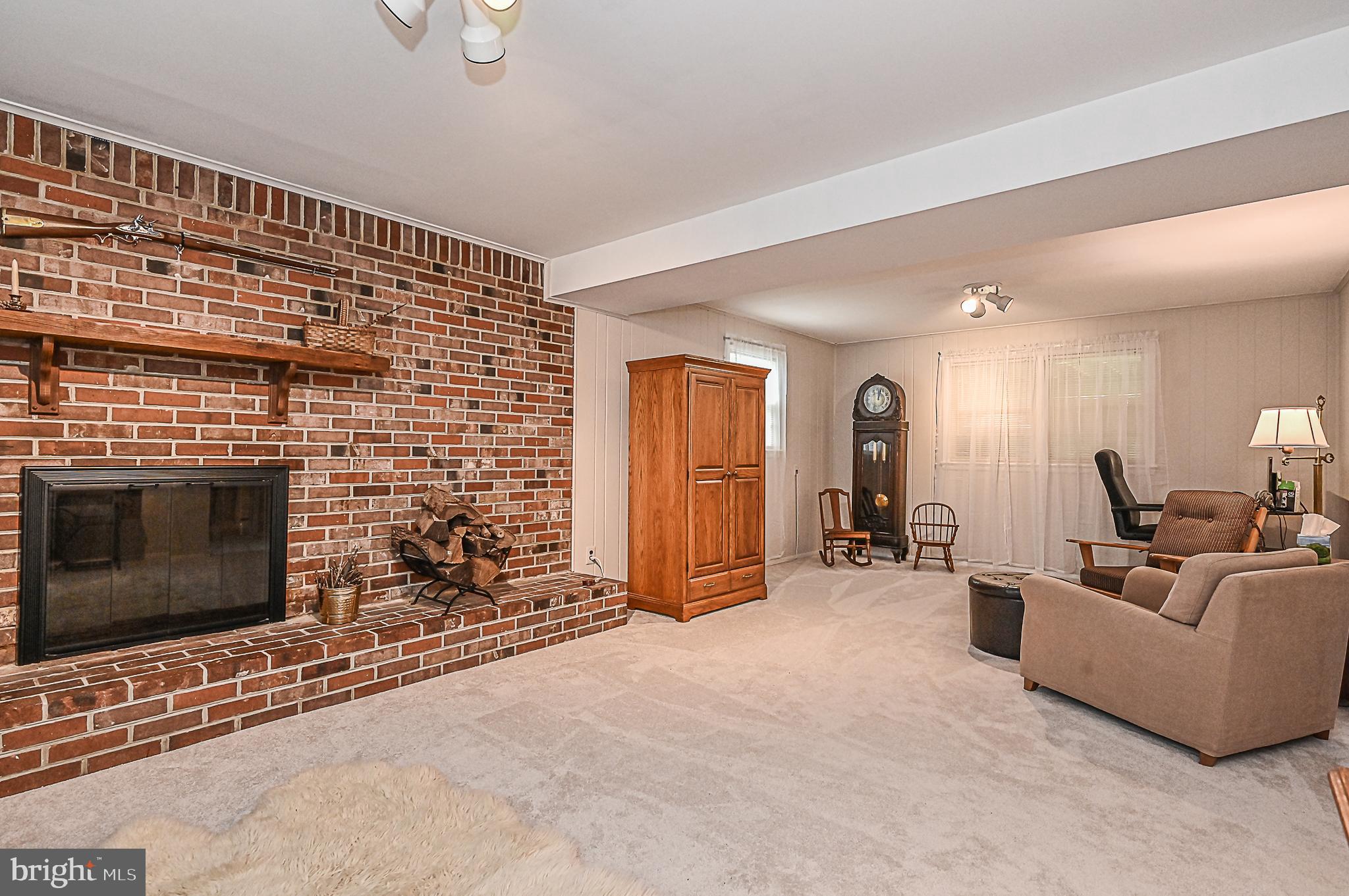 COUNTRY CLUB MANOR - Residential