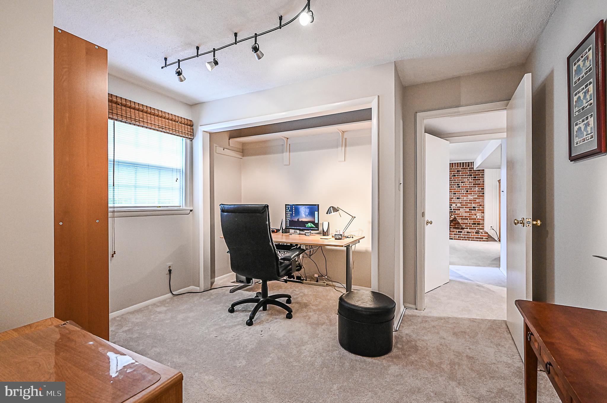 COUNTRY CLUB MANOR - Residential