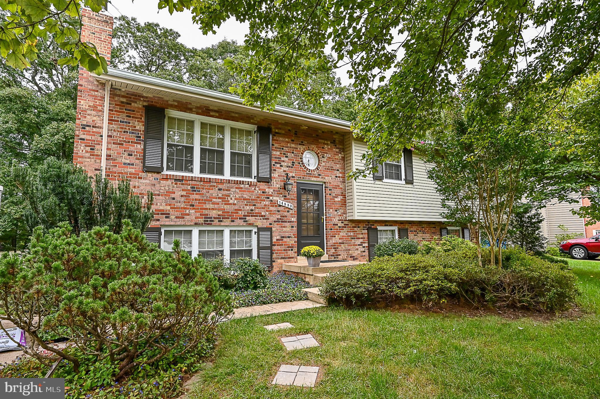 COUNTRY CLUB MANOR - Residential