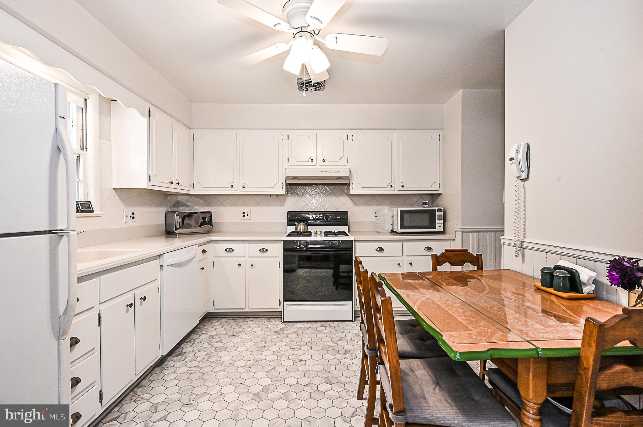 COUNTRY CLUB MANOR - Residential