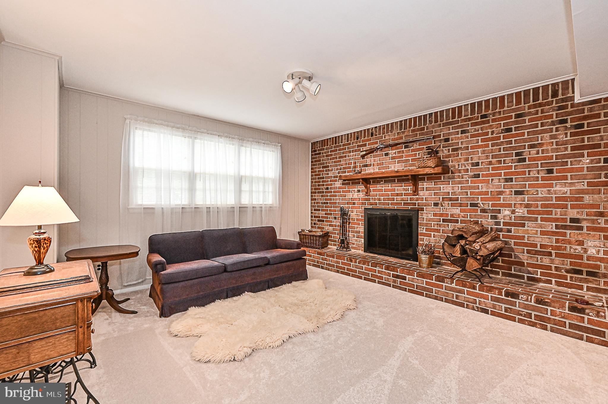 COUNTRY CLUB MANOR - Residential