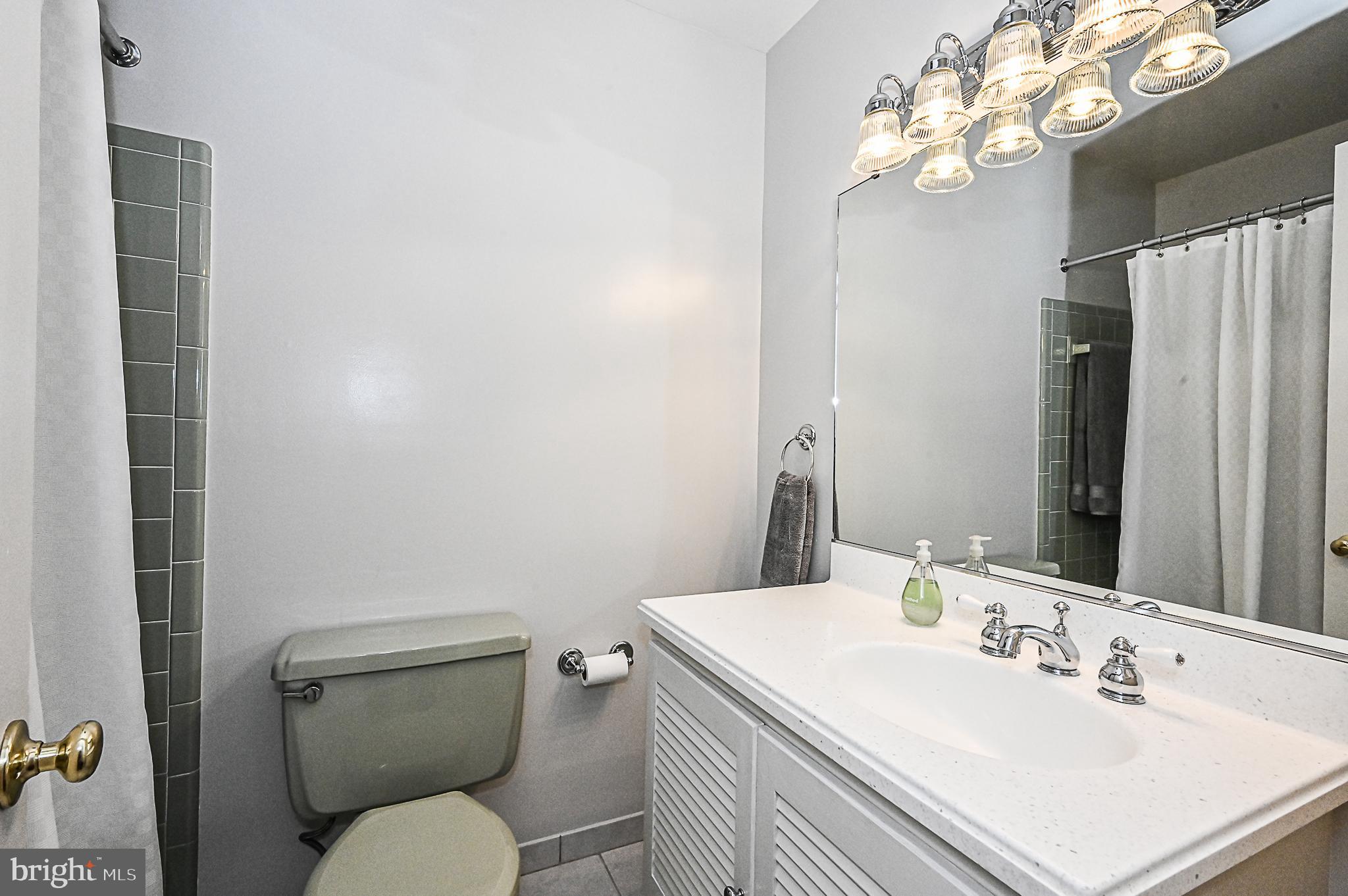 COUNTRY CLUB MANOR - Residential