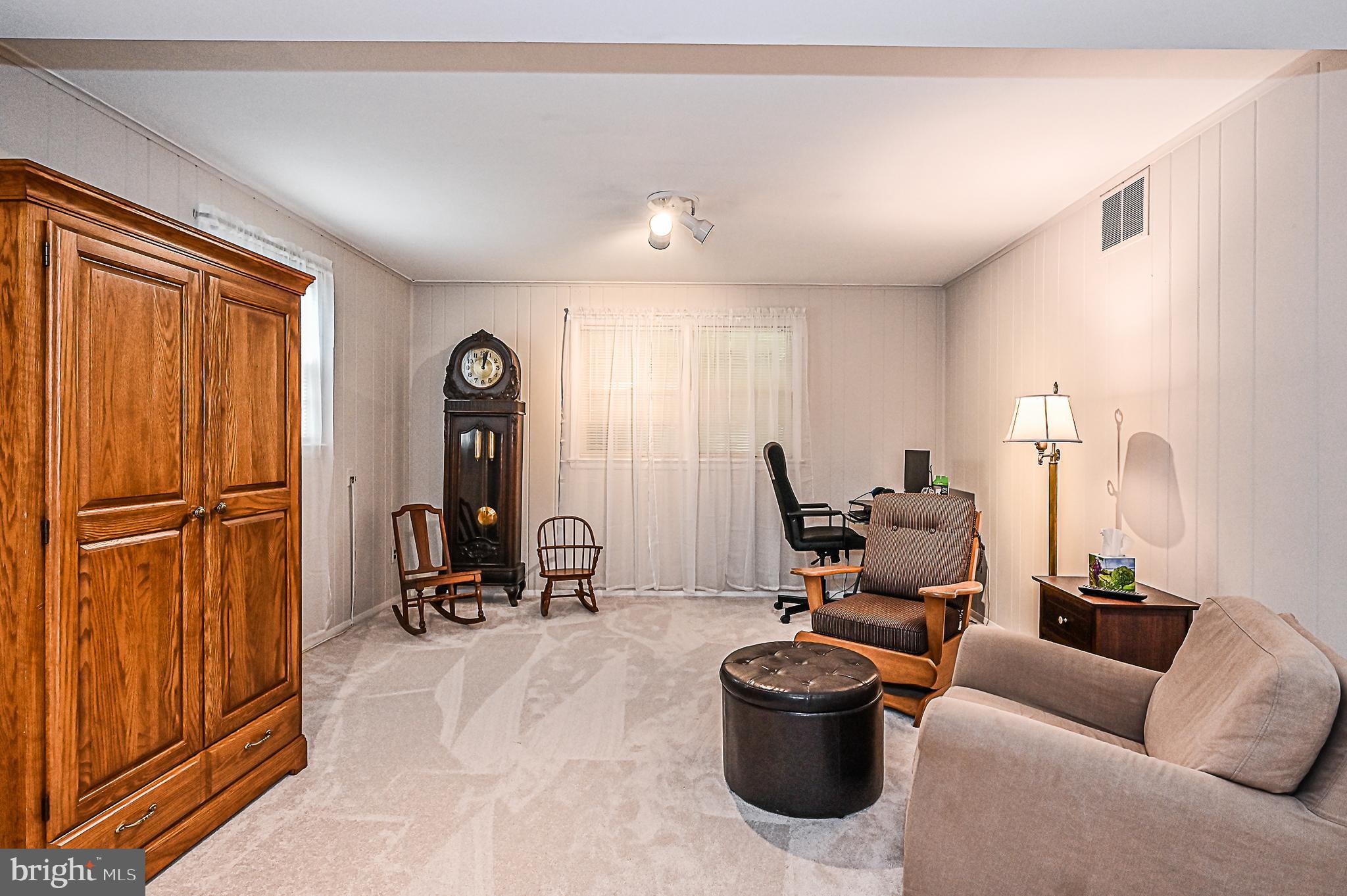 COUNTRY CLUB MANOR - Residential