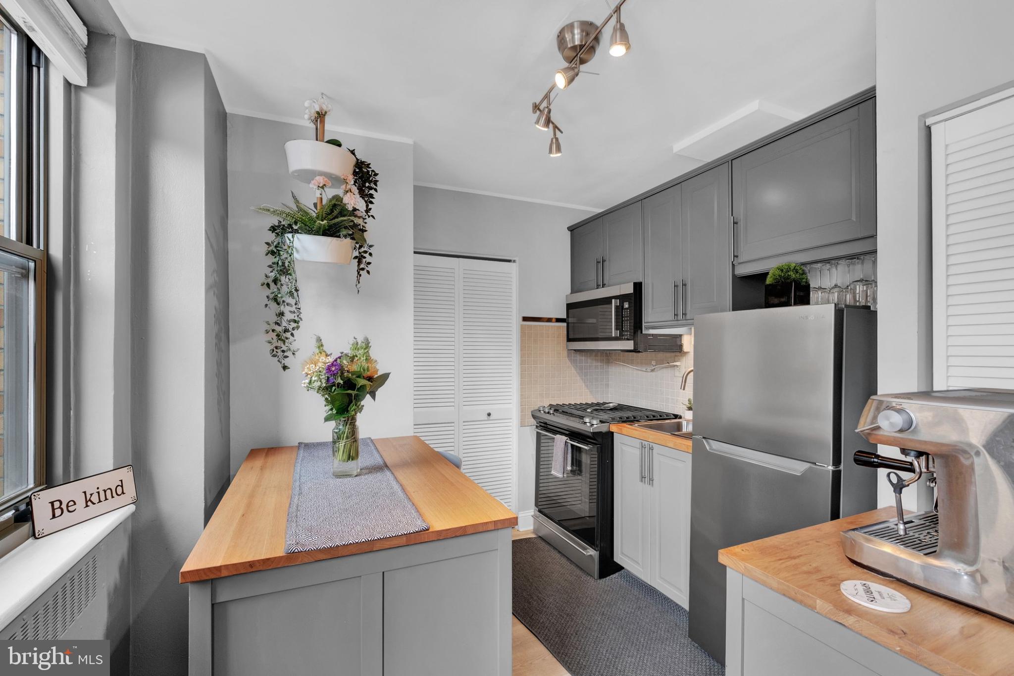 ART MUSEUM AREA - Residential Lease