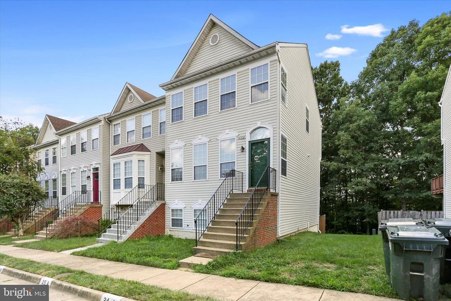 Gorgeous 3 level End unit townhome . 4 bed Rooms 3 Full bath and one Half Bath. freshly painted in basement , hardwoods throughout. Fully finished basement with wet bar and much more. large deck. kitchen cabinet, granite top, breakfast top, light fixtures, added ceiling LED lights in main and basement to save energy. Replaced New Hot water tank. Walk out basement. Extremely convenient location near 28/29/66!