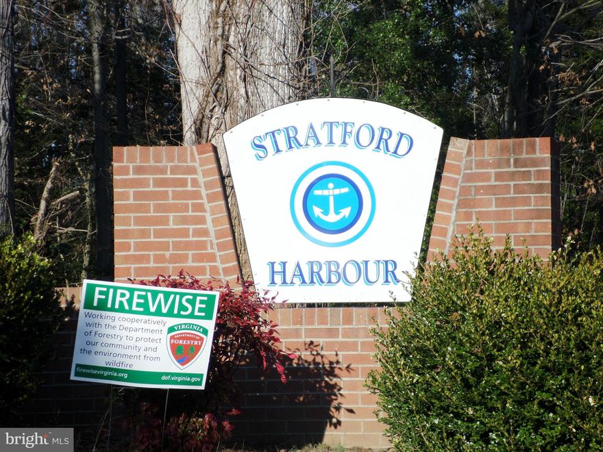 Enjoy the Potomac River in scenic Stratford Harbour.  Many amenities that include: A  beautiful Clubhouse with a large swimming pool, tennis courts, Golf cart access to beach, lake.  Approved septic certification letter. Just reduced .