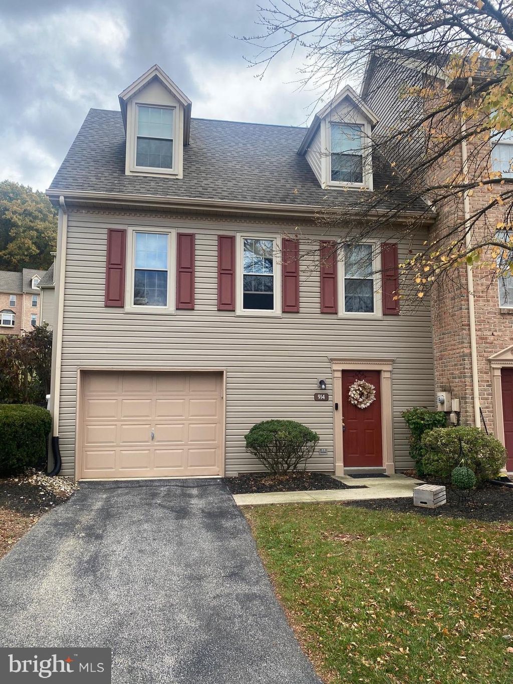 Photo of 914 Skyview Dr #914, YORK, PA 17406 (MLS # PAYK2092572)