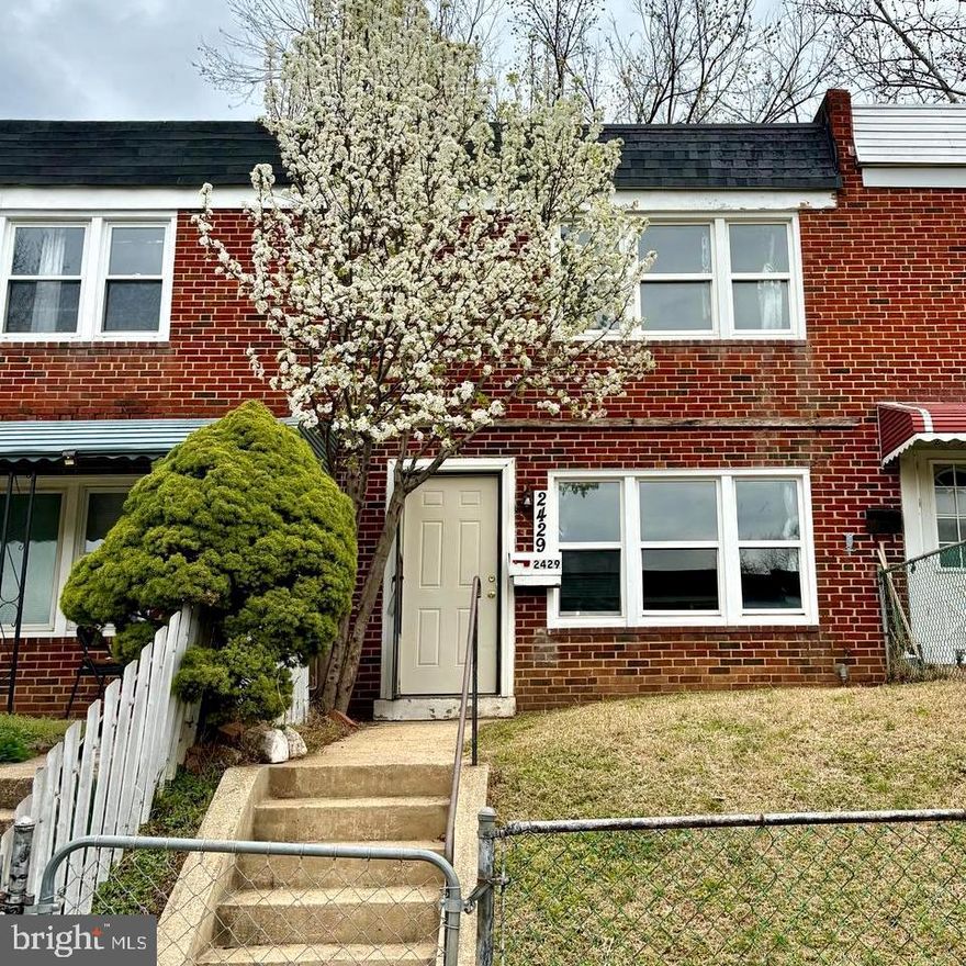 Well‑located townhouse with a functional layout and good natural light. Solid potential for owner‑occupants or investors.