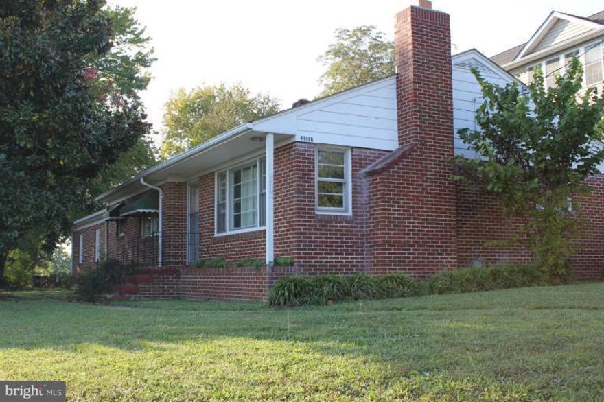 Charming Downtown Leonardtown home with gorgeous views of Breton Bay. Hardwood floors throughout. Bright living room has a fireplace and large windows. Two large Bedrms and a Den/Office. Separate Laundry Rm w/Hookup. Attached one car garage. Within walking distance to downtown restaurants and shopping. Public dock and water access only one block away.