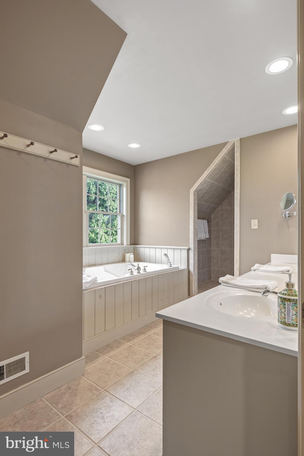 COUNTRY MEADOWS - Residential