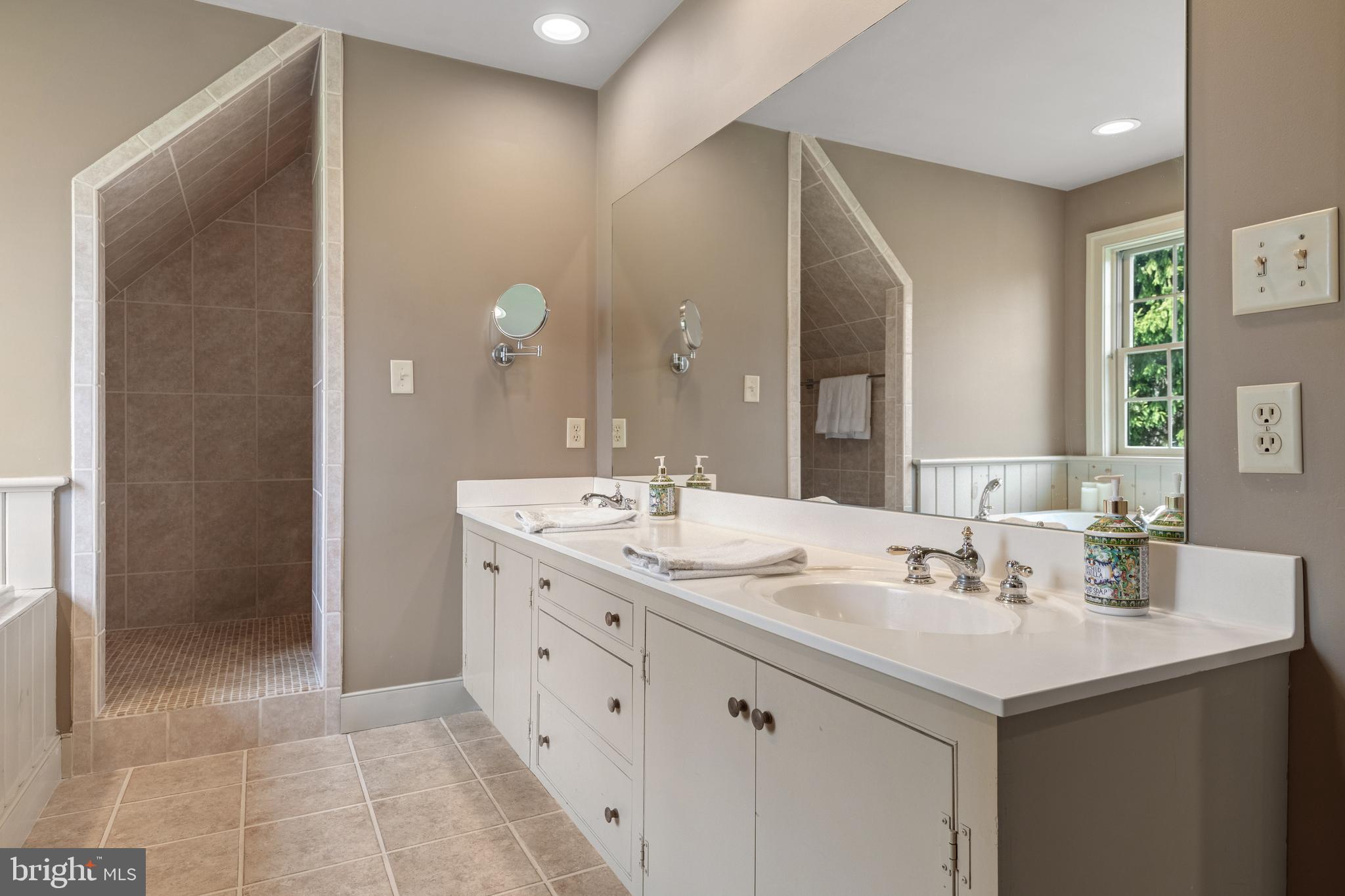 COUNTRY MEADOWS - Residential