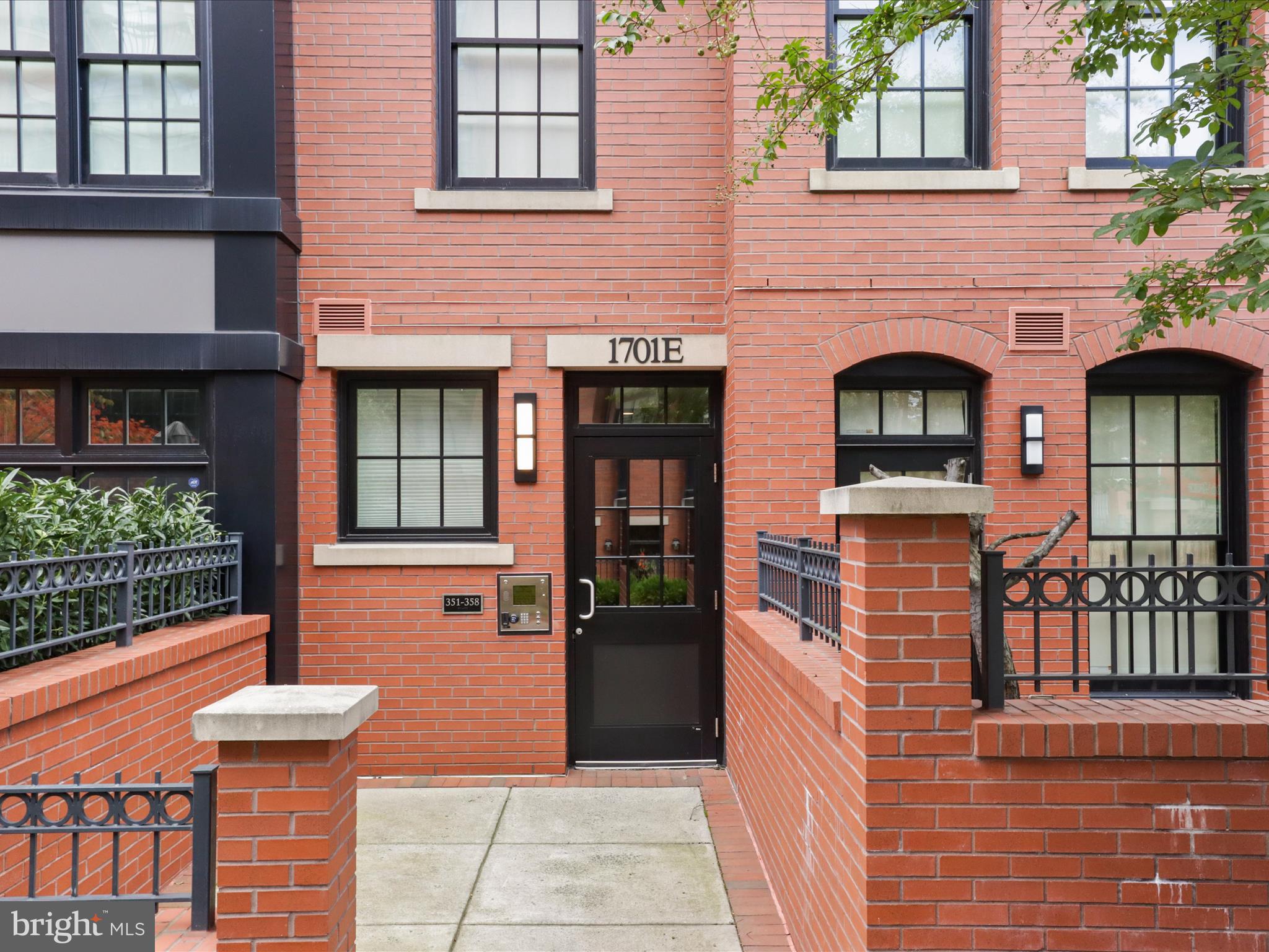 GASLIGHT SQUARE - Residential Lease