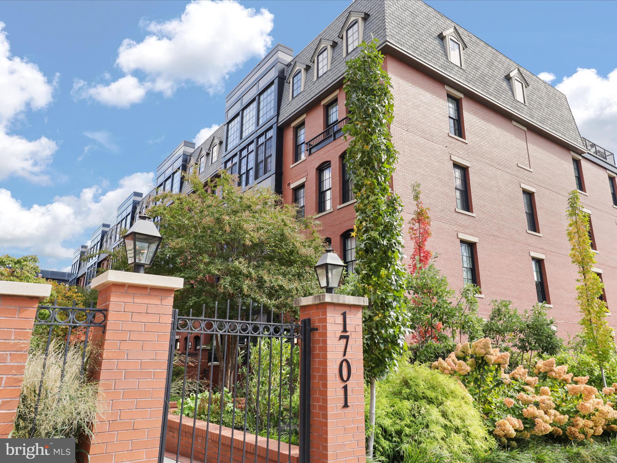 GASLIGHT SQUARE - Residential Lease