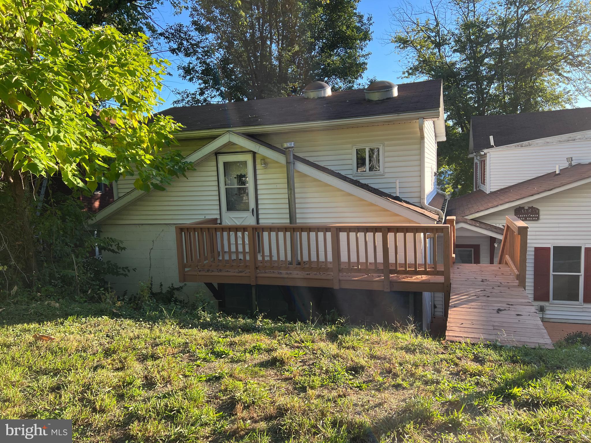 Main image without alt text