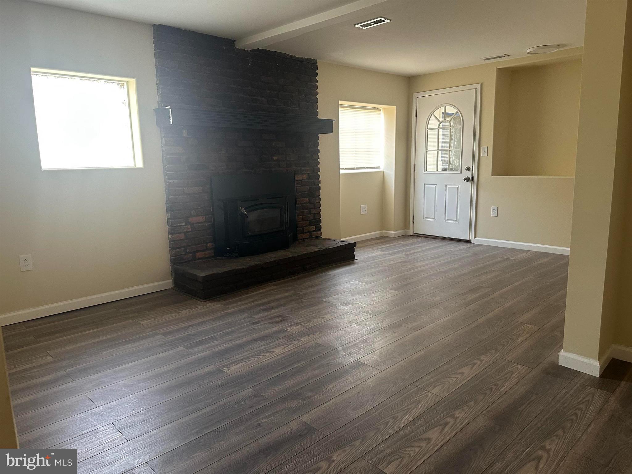909 W WHITE HORSE PIKE
