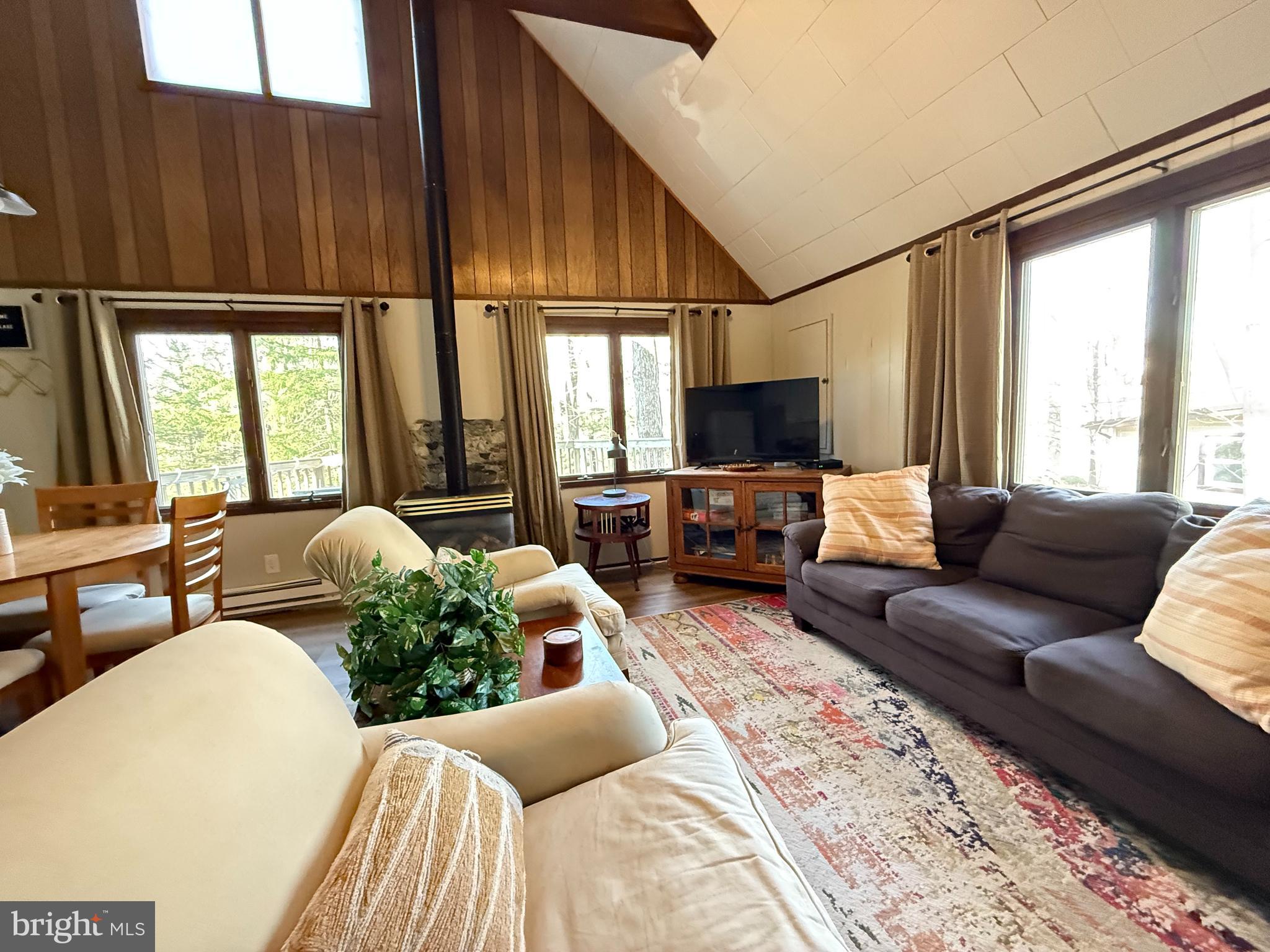 ARROWHEAD LAKE - Residential Lease