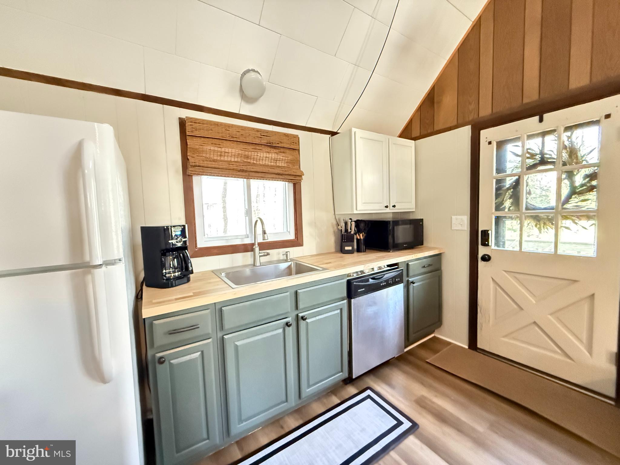 ARROWHEAD LAKE - Residential Lease