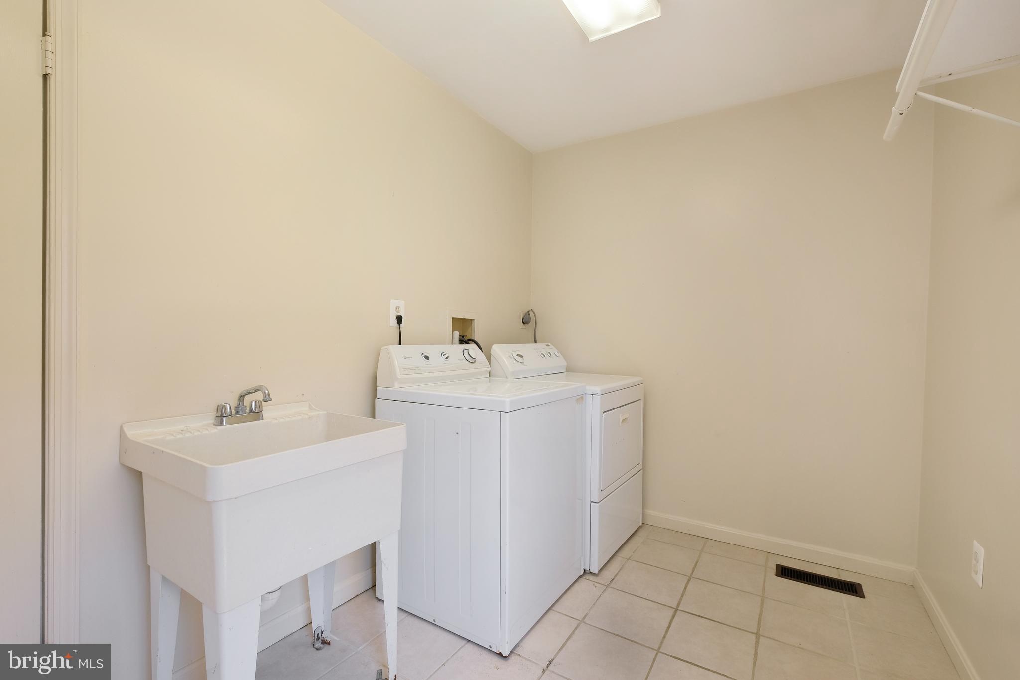 LAYHILL VIEW - Residential Lease