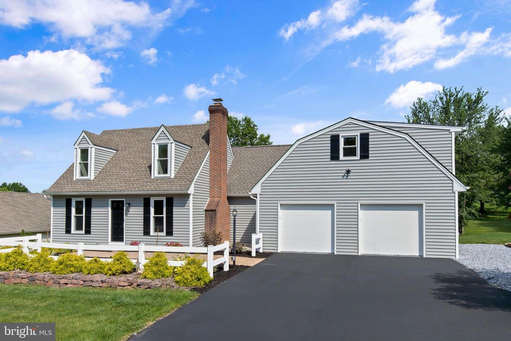 Photo of 207 QUEENS GATE RD, LITITZ, PA 17543 (MLS # PALA2037926)