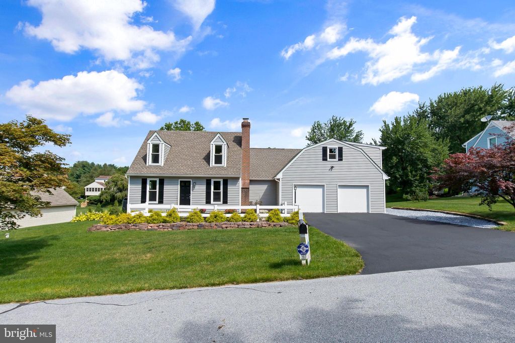 Photo of 207 QUEENS GATE RD, LITITZ, PA 17543 (MLS # PALA2037926)