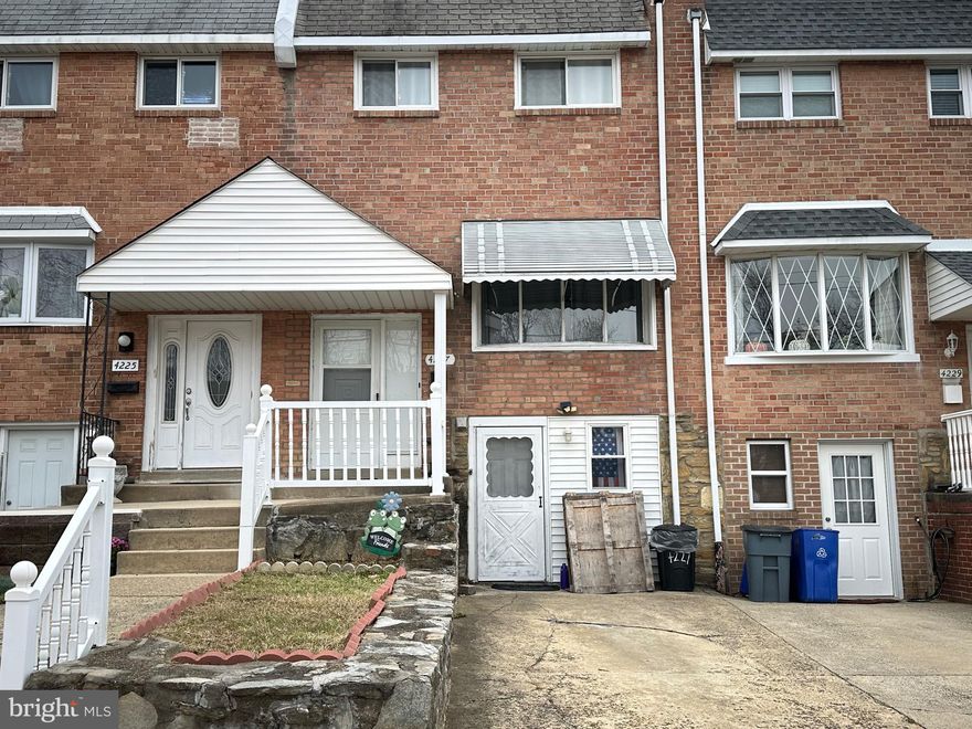 Great family home in the Parkwood section. This home features 3 bedrooms and 1.5 bathrooms, perfect for comfortable family living. Finished basement. Property is in move in condition. Close to supermarket, schools, and public transportation.