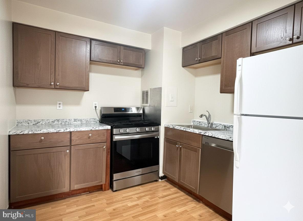 BRIARWOOD COURT - Residential Lease