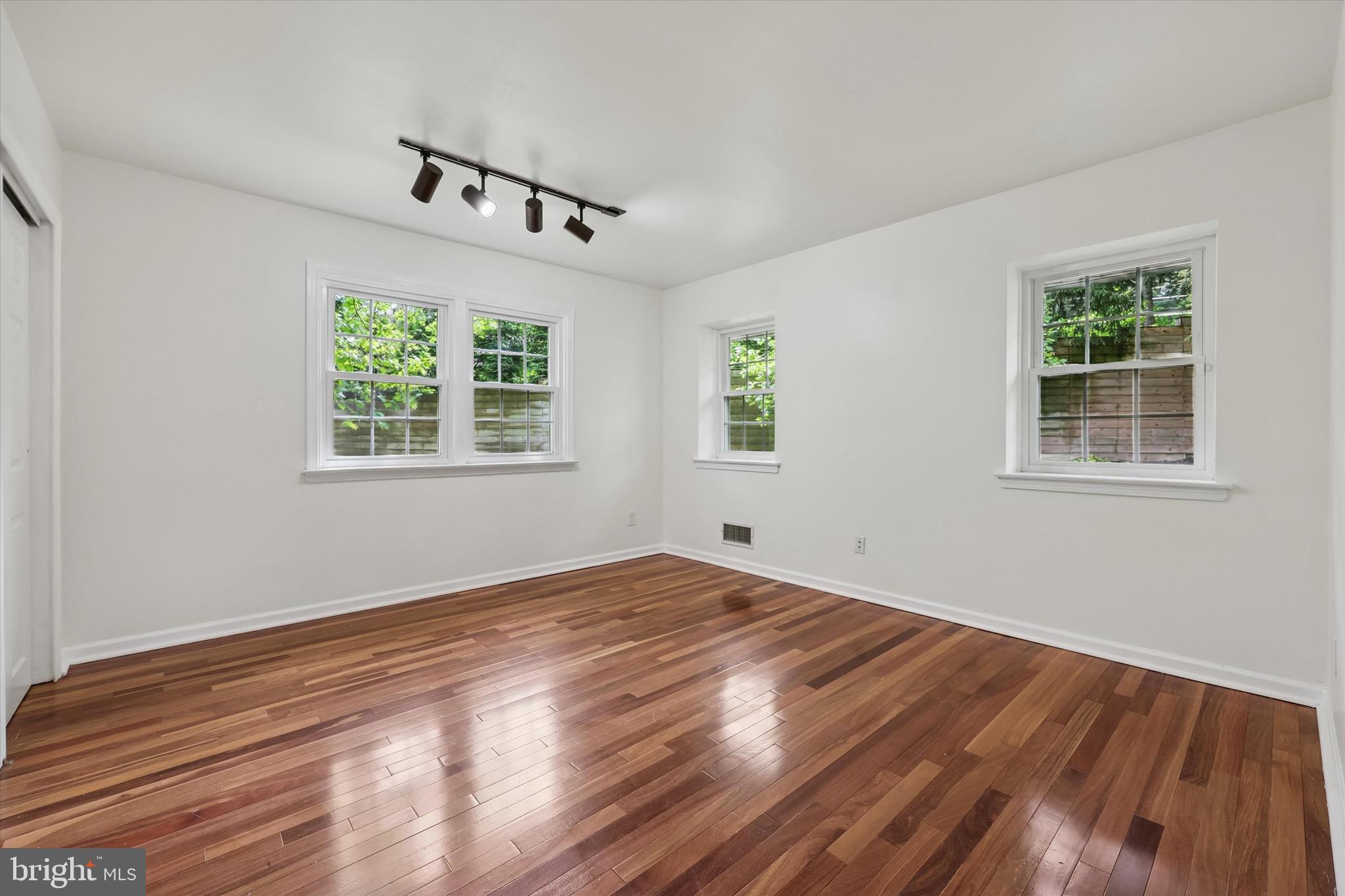 GLADWYNE - Residential