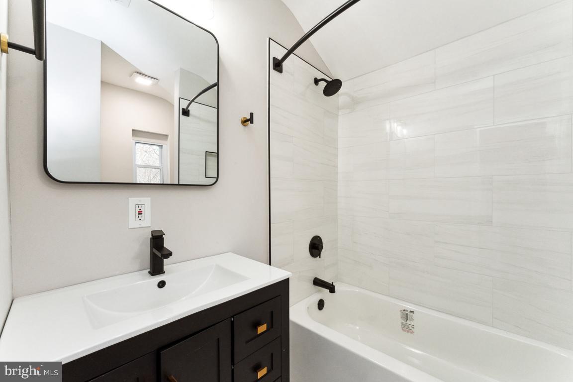 CAROLE HIGHLANDS - Residential