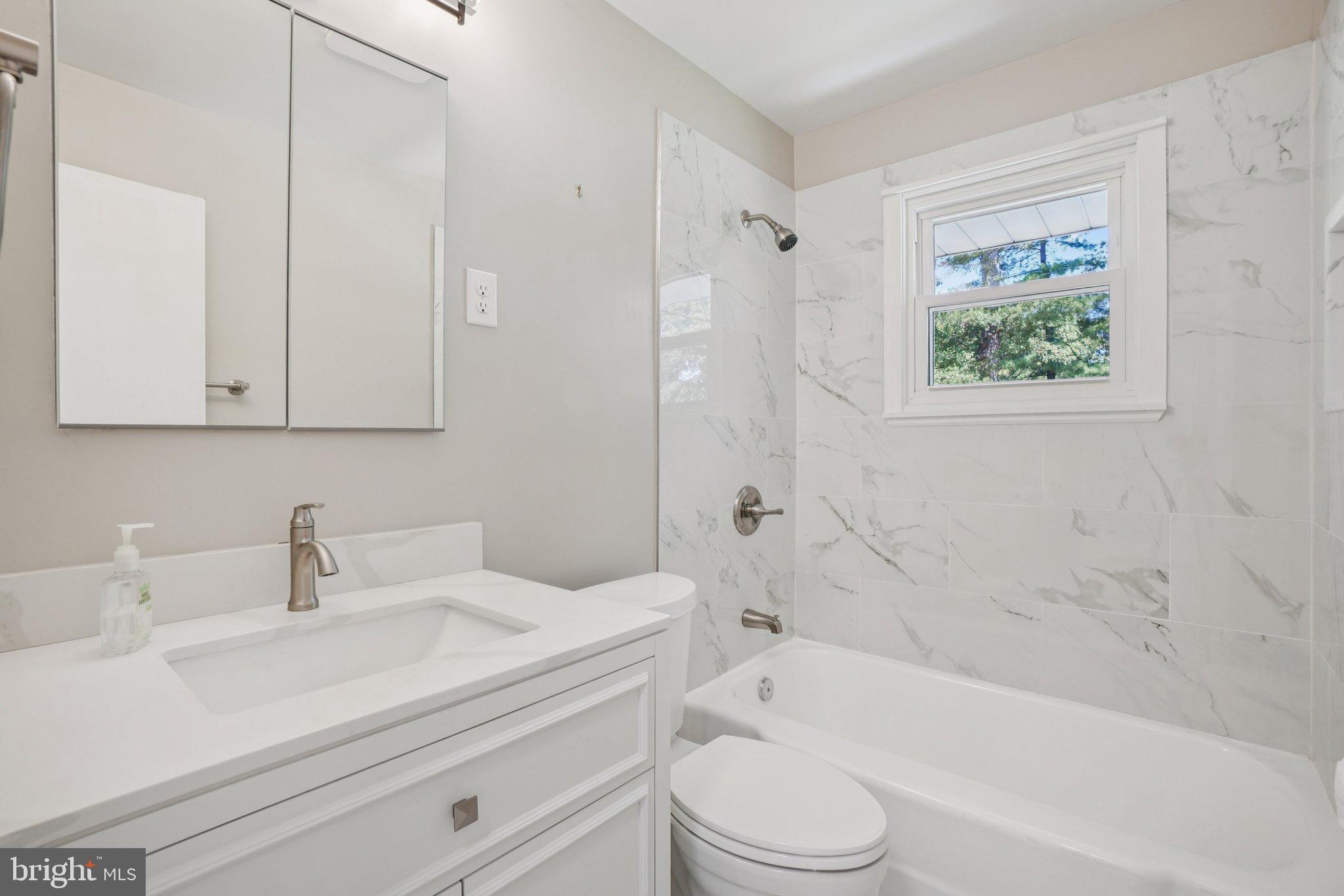 LINCOLNIA HILLS - Residential