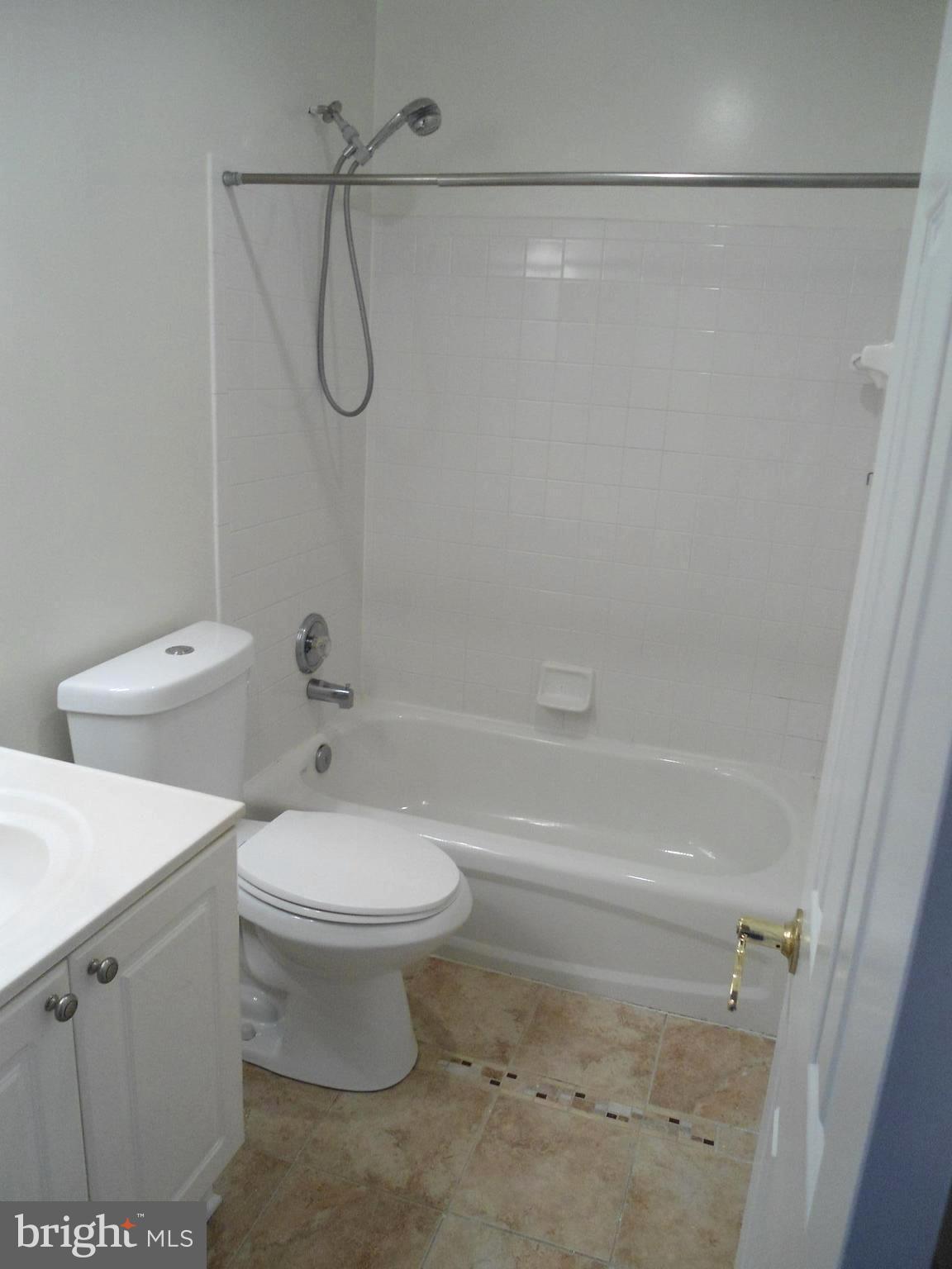 GLEN OAKS CONDOMINIUM - Residential Lease