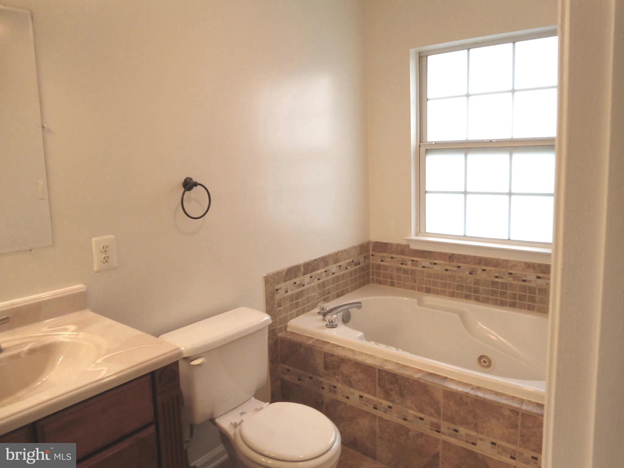 GLEN OAKS CONDOMINIUM - Residential Lease