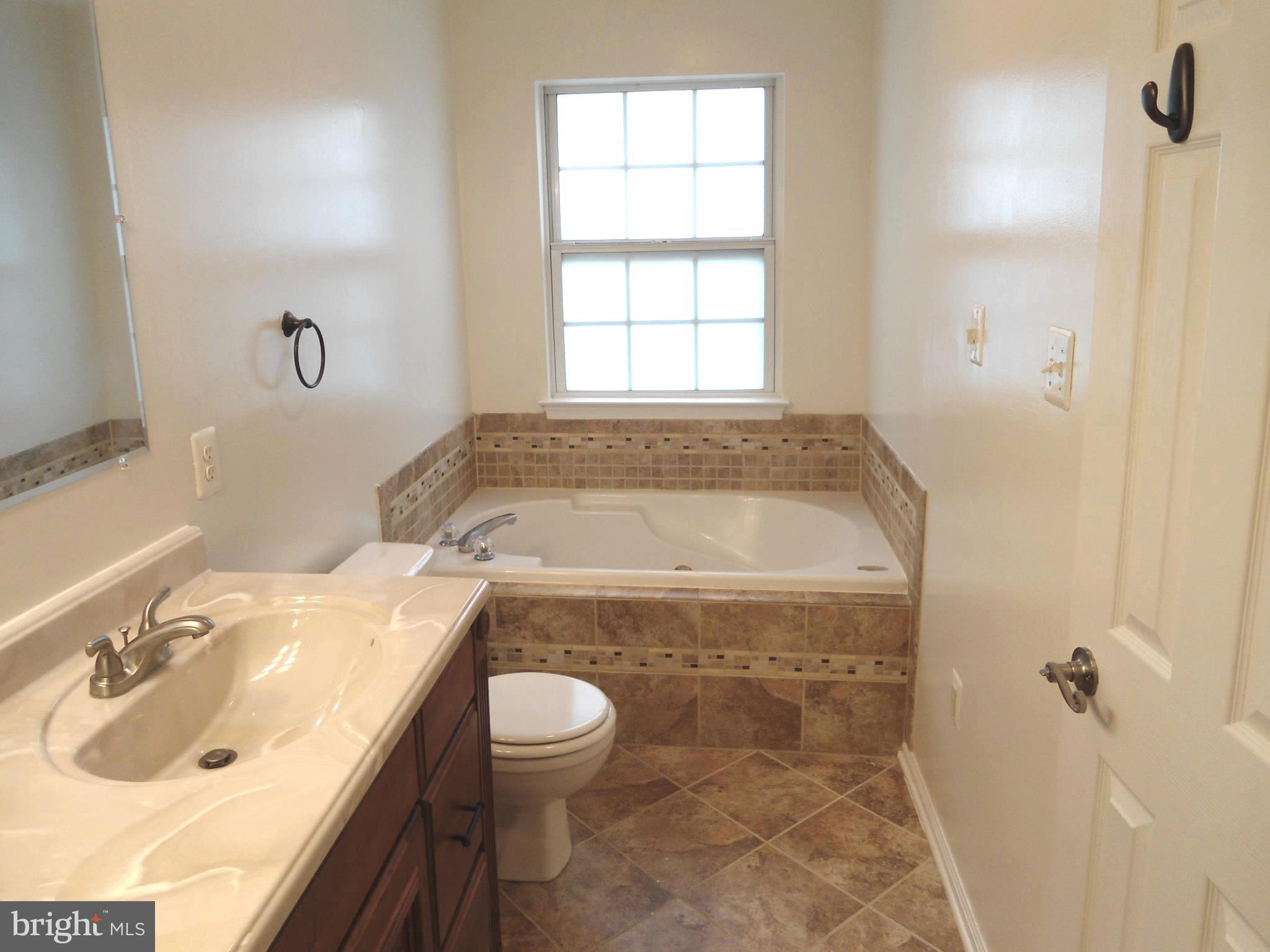 GLEN OAKS CONDOMINIUM - Residential Lease