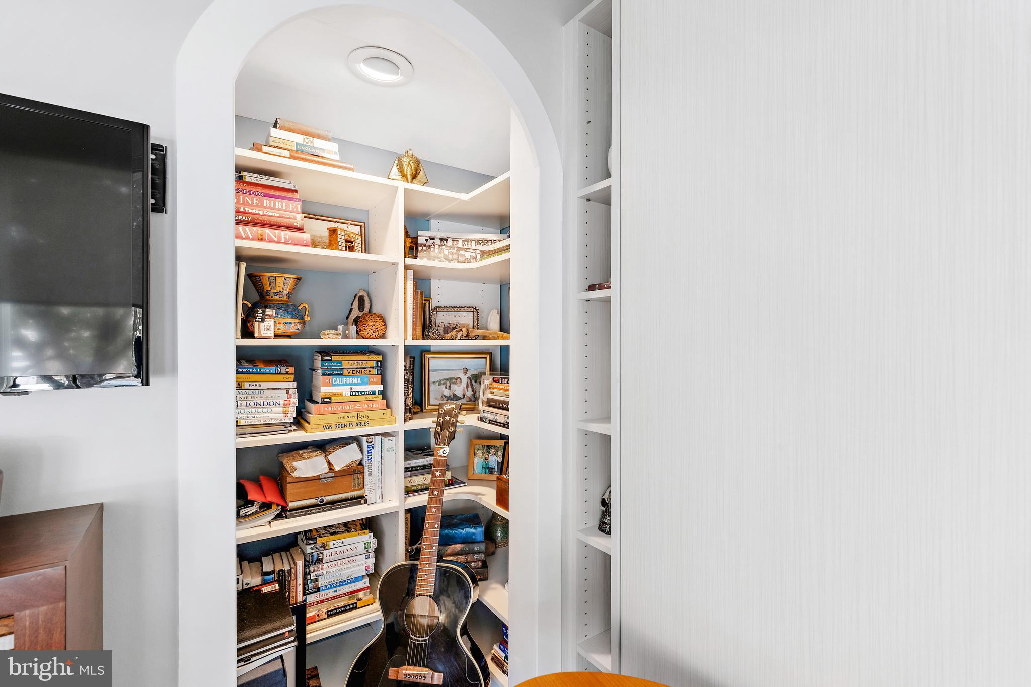 LOCUST POINT - Residential