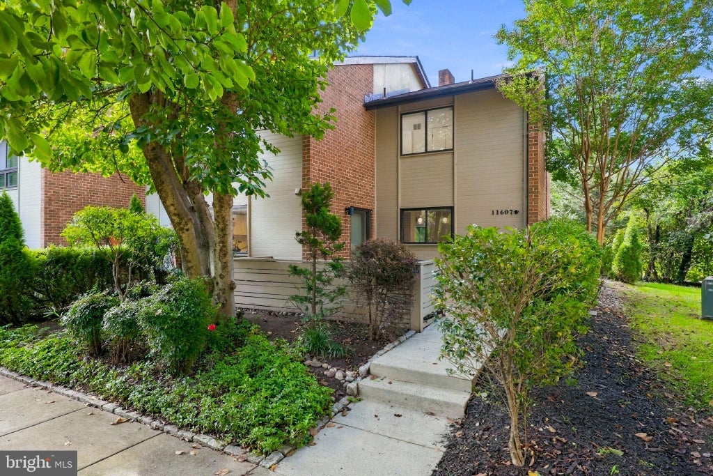 Photo of 11607 Hunters Green Court, RESTON, VA 20191 (MLS # VAFX2341804)