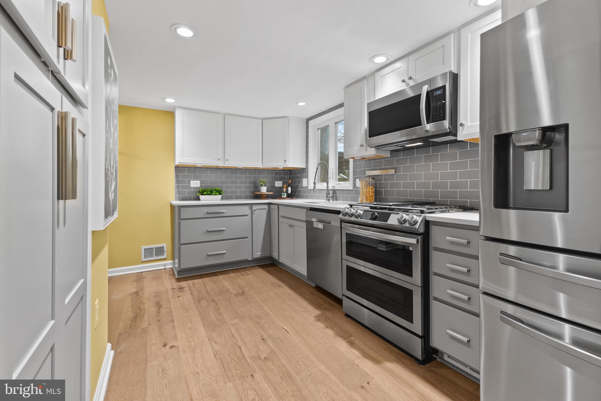 WILLIAMSBURG MANOR NORTH - Residential