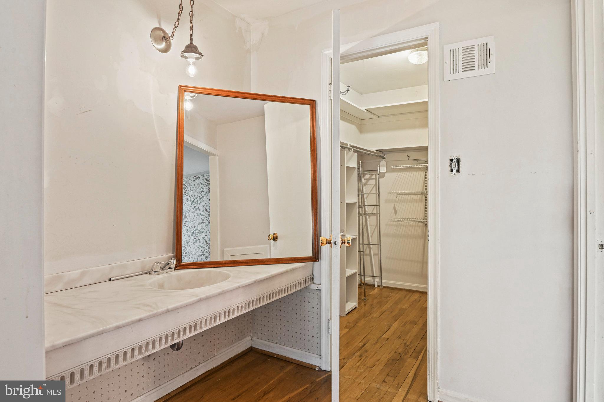 VIENNA OAKS - Residential