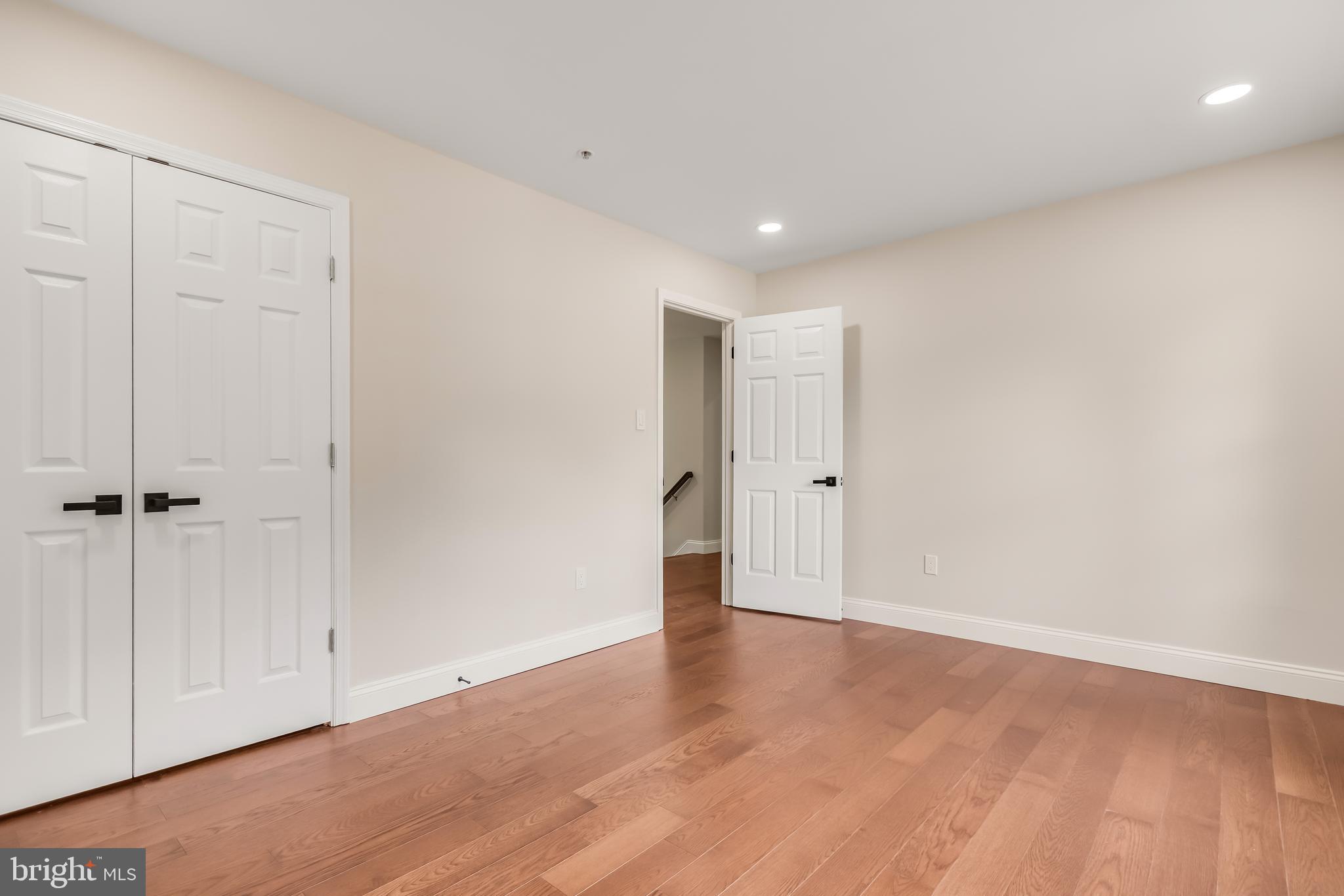MANOR KNOLLS - Residential