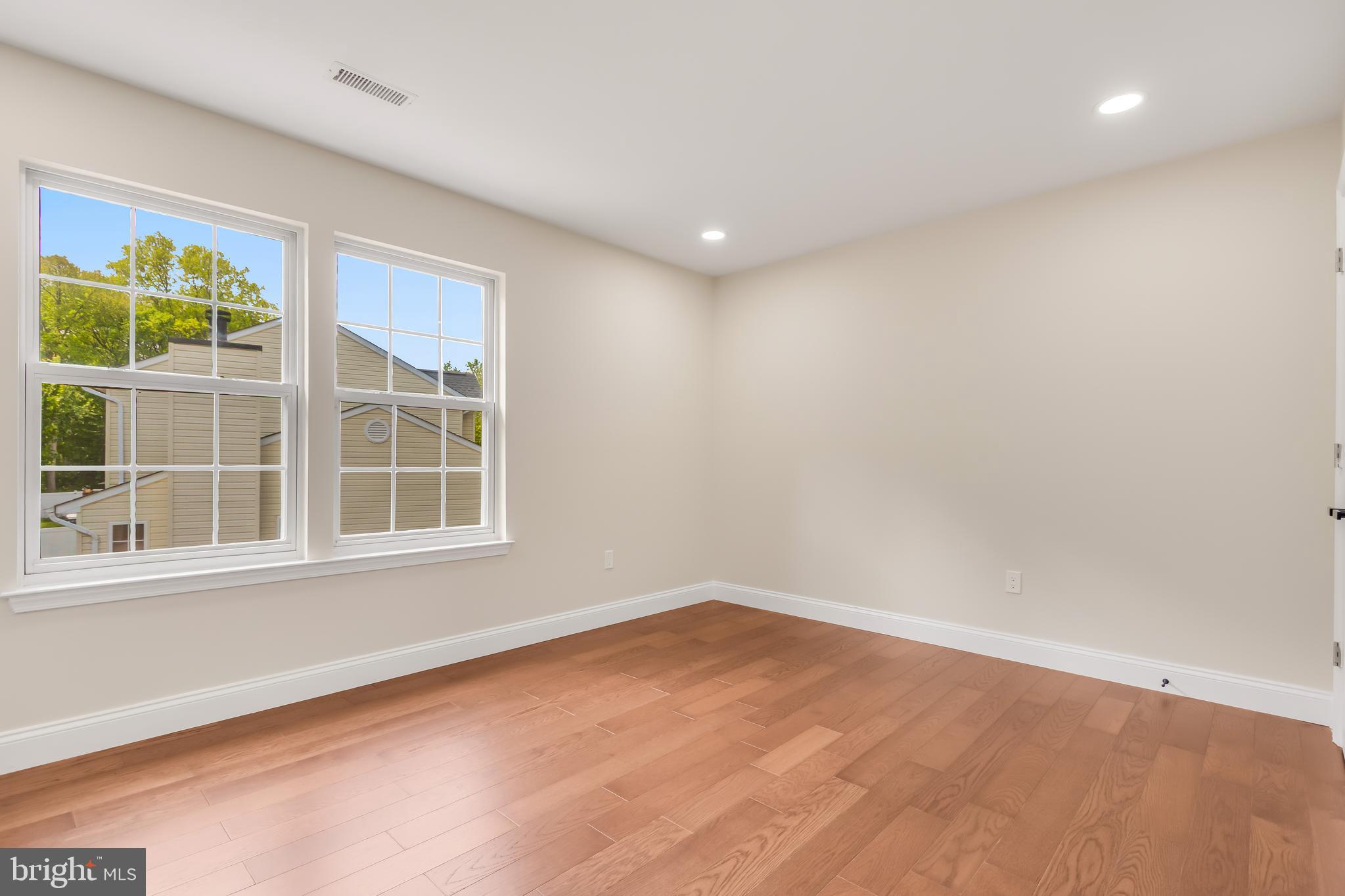 MANOR KNOLLS - Residential
